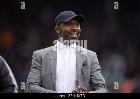 Lucas Radebe, ex capitano di Leeds United e Sudafrica, applaude la folla prima della partita della Premier League tra Leeds United e Brighton & Hove Albion a Elland Road, Leeds, domenica 12th marzo 2023. (Foto: Pat Scaasi | NOTIZIE MI) Credit: NOTIZIE MI & Sport /Alamy Live News Foto Stock