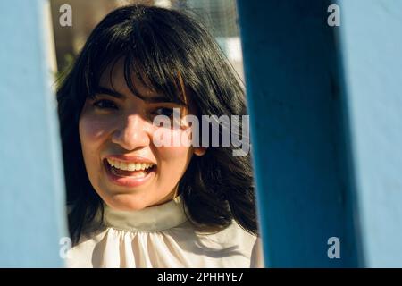 primo piano ritratto di giovane donna venezuelana con pelle bianca, capelli corti, in piedi in un parco pubblico, sorridente sorpreso guardando la macchina fotografica, gente co Foto Stock
