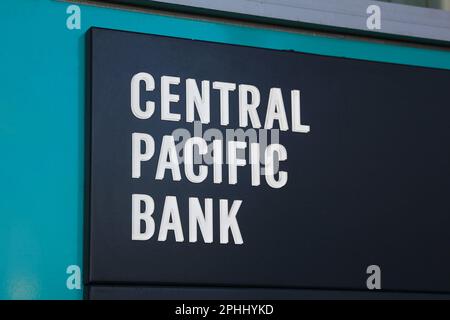 Honolulu, HI - 10 gennaio 2023: Primo piano del cartello della Central Pacific Bank presso la filiale locale. Foto Stock