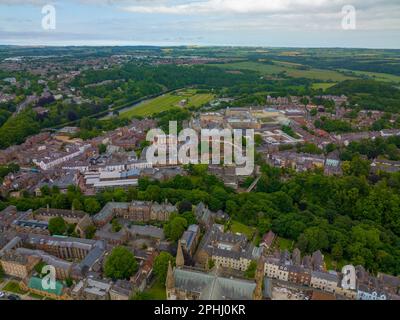 Centro storico di Durham vista aerea, tra cui Elvet Bridge over River Wear. Il castello e la cattedrale di Durham sono patrimonio dell'umanità dell'UNESCO sin Foto Stock