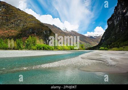 L'acqua blu del fiume Matukituki. Parco nazionale di Mt Aspiring, Alpi meridionali, Nuova Zelanda Foto Stock