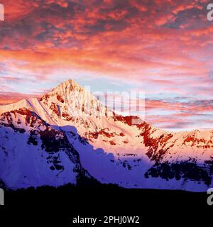 Tramonto rosa su Snowy Wilson Peak. San Juan Range, Montagne Rocciose, Colorado, Stati Uniti. Foto Stock