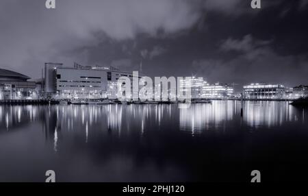 Foto notturna in bianco e nero sul lungomare di Belfast, Irlanda del Nord Foto Stock