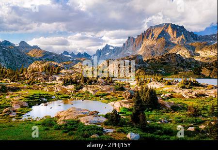 Sunset Illuminates Fremont Peak and Island Lake, The Wind River Range, Rocky Mountains, Wyoming Foto Stock