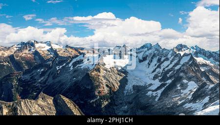 Le Rugged Peaks del Monte Logan e il Forbidden Peak dal Eldorado Peak. North Cascades National Park, Washington, USA. Foto Stock