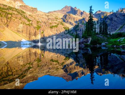 Cascata, lago alpino e vetta montana vicino al Pacific Crest Trail. Catena montuosa di Cascade, Washington. Foto Stock