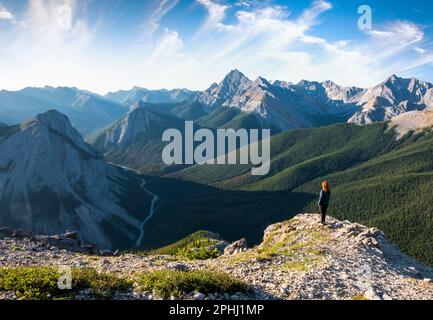 Un Hiker Donna guarda verso le Montagne Rocciose Canadesi come visto dal Sulphur Skyline Summit. Jasper National Park, Alberta, Canada Foto Stock