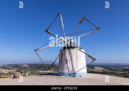 Europa, Portogallo, Moita dos Ferreiros. Moinhos de Ventos. Mulini a vento pentole tradizionali di argilla, brocche, usato per catturare i venti. Foto Stock