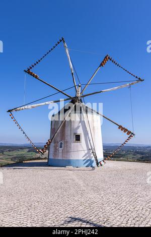 Europa, Portogallo, Moita dos Ferreiros. Moinhos de Ventos. Mulini a vento pentole tradizionali di argilla, brocche, usato per catturare i venti. Foto Stock