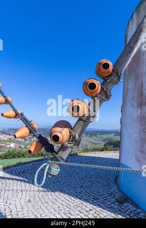 Europa, Portogallo, Moita dos Ferreiros. Vasi di argilla, noti come buzio, su un mulino a vento tradizionale. Il suono del vento nel buzio aiuta il mugnaio contro Foto Stock