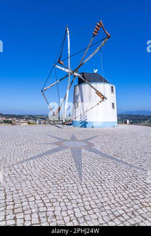 Europa, Portogallo, Moita dos Ferreiros. Moinhos de Ventos. Mulini a vento pentole tradizionali di argilla, brocche, usato per catturare i venti. Foto Stock