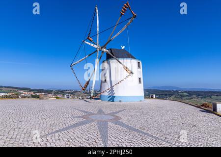 Europa, Portogallo, Moita dos Ferreiros. Moinhos de Ventos. Mulini a vento pentole tradizionali di argilla, brocche, usato per catturare i venti. Foto Stock