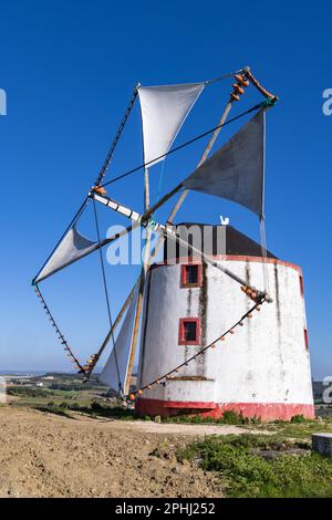 Europa, Portogallo, Moita dos Ferreiros. Moinhos de Ventos. Mulini a vento pentole tradizionali di argilla, caraffe, usato per prendere il winds.Sails billowing. Foto Stock