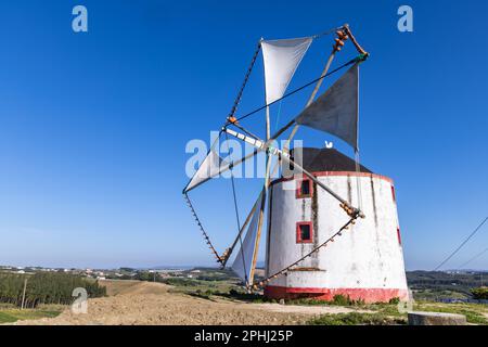 Europa, Portogallo, Moita dos Ferreiros. Moinhos de Ventos. Mulini a vento pentole tradizionali di argilla, caraffe, usato per prendere il winds.Sails billowing. Foto Stock