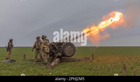 Il 122mm howitzer D-30 è sparato nella regione di Donetsk. Il conglomerato di difesa statale dell'Ucraina, Ukroboronprom, ha consegnato all'esercito ucraino il suo primo lotto di conchiglie di artiglieria prodotte internamente da 122 mm. Il proiettile del calibro 122 viene utilizzato dall'artiglieria Ucraina mentre opera con l'obitzer D-30 (portata massima: 15.400 m) e 2S1 Gvozdika SAU (portata massima: 15.200 m). Ciò fa parte degli sforzi dell'Ucraina volti ad aumentare l'autosufficienza e la sicurezza lanciando la propria produzione di munizioni. I gusci sono stati sottoposti a test rigorosi prima di essere consegnati, e lo sono stati Foto Stock