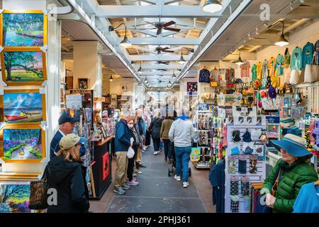 La gente fa shopping al City Market, un complesso storico di mercato, nel centro di Charleston, South Carolina, USA. Foto Stock