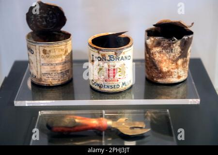 Simi Valley, California, Stati Uniti. 28th Mar, 2023. Lattine di latte condensato e un apriscatole, parte del ''Auschwitz. Non molto tempo fa. Non lontano.'' Mostra delle atrocità dell'Olocausto ora aperta al pubblico presso la biblioteca e il museo presidenziale Ronald Reagan fino al 13 agosto 2023. Oltre 700 oggetti originali e 400 fotografie di oltre 20 istituzioni e musei di tutto il mondo sono in vista.(Credit Image: © Brian Cahn/ZUMA Press Wire) SOLO PER USO EDITORIALE! Non per USO commerciale! Foto Stock