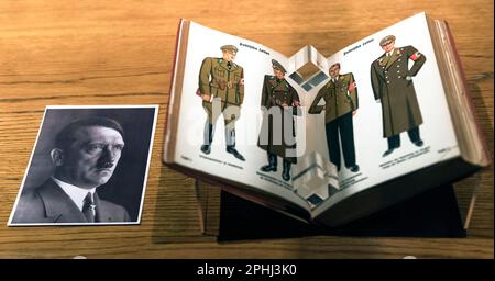 Simi Valley, California, Stati Uniti. 28th Mar, 2023. Uniformi SS, parte del ''Auschwitz. Non molto tempo fa. Non lontano.'' Mostra delle atrocità dell'Olocausto ora aperta al pubblico presso la biblioteca e il museo presidenziale Ronald Reagan fino al 13 agosto 2023. Oltre 700 oggetti originali e 400 fotografie di oltre 20 istituzioni e musei di tutto il mondo sono in vista.(Credit Image: © Brian Cahn/ZUMA Press Wire) SOLO PER USO EDITORIALE! Non per USO commerciale! Foto Stock