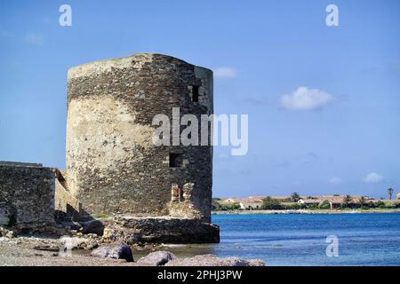 Vista panoramica della Torre delle Saline contro le nuvole sparse a mezzogiorno. Stintino, Sardegna. Italia Stintino. Torre delle Saline. Sardegna. Italia Foto Stock