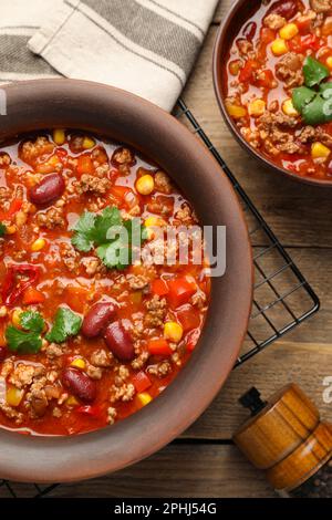 Gustoso peperoncino con carne servito su un tavolo di legno, piatto Foto Stock