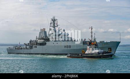 La Royal Navy Survey Vessel HMS Enterprise (H88) che si avvicina a Portsmouth, Regno Unito per l'ultima volta il 27/3/23 sarà smantellata il 31/3/23. Foto Stock