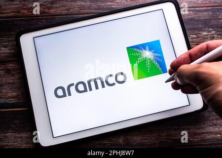 Vancouver, CANADA - Mar 28 2023 : Logo di Saudi Aramco, una società pubblica Saudita di petrolio e gas naturale con sede a Dhahran, visto in un tablet. Foto Stock