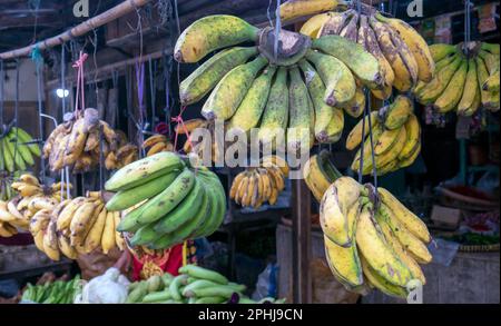 Banane fresche sul mercato tradizionale di Yogyakarta, Indonesia Foto Stock