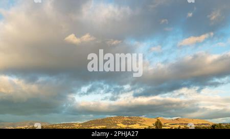 Nuvole di tempesta che si formano su una catena montuosa in Tasmania, paesaggio cielo sostituzione. Foto Stock