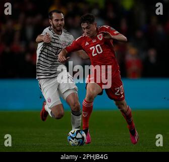 Cardiff, Wales, 28, March, 2023,Arturs Zjuzins (Latvia) (L) sfida Daniel James (Wales) durante i qualificatori europei UEFA 2024 Wales contro Lettonia, Credit:, Graham Glendinning,/ Alamy Live News Punteggio finale: 1 - 0 Foto Stock