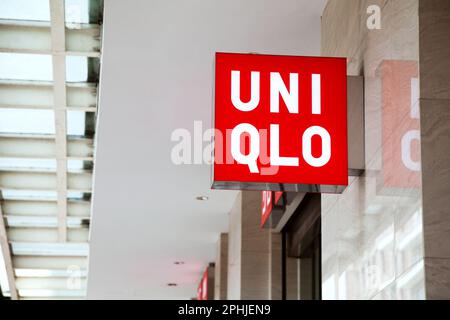 Ho Chi Minh City, Vietnam - 28 marzo 2023: Logo quadrato bianco e rosso Uniqlo sulla facciata di un negozio di moda giapponese. Popolare abbigliamento casual marchio segno ou Foto Stock