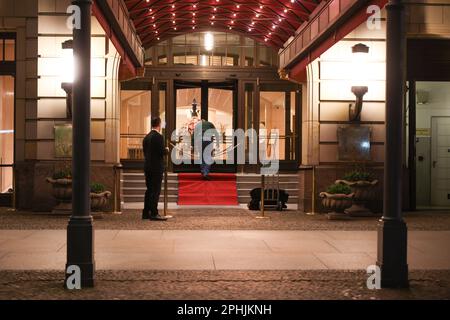 Berlino, Germania. 29th Mar, 2023. All'ingresso dell'Hotel Adlon si trova un tappeto rosso. Oggi il re Carlo III visiterà Berlino. Credit: Joerg Carstensen/dpa/Alamy Live News Foto Stock