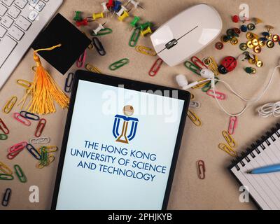 In questa illustrazione, il logo dell'Università di scienza e tecnologia di Hong Kong visualizzato su un tablet. Foto Stock