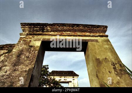 I resti delle porte del palazzo Kaibon, uno degli oggetti del patrimonio culturale del periodo Sultanato di Banten situato in un'area ora chiamata Banten lama (Old Banten) a Serang, Banten, Indonesia. "La sostenibilità del patrimonio culturale è fortemente legata all'effettiva partecipazione delle comunità locali alla conservazione e alla gestione di queste risorse", secondo un team di scienziati guidati da Sunday Oladipo Oladeji nel loro articolo di ricerca pubblicato su Sage Journals il 28 ottobre 2022. L'area di Banten lama (Old Banten) faceva parte dell'importante porto di Banten Sultanato. Foto Stock