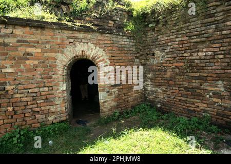 Un angolo dove una camera pensata come un ex deposito si trova al resto del palazzo Surosowan, uno degli oggetti del patrimonio culturale del periodo Sultanato Banten situato in zona ora chiamato Banten lama (Old Banten) a Serang, Banten, Indonesia. "La sostenibilità del patrimonio culturale è fortemente legata all'effettiva partecipazione delle comunità locali alla conservazione e alla gestione di queste risorse", secondo un team di scienziati guidati da Sunday Oladipo Oladeji nel loro articolo di ricerca pubblicato su Sage Journals il 28 ottobre 2022. Foto Stock