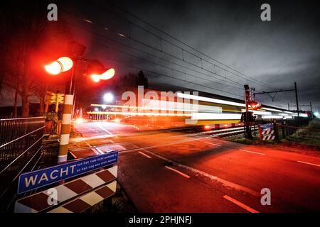 ESCH - Un treno corre in pista tra Den Bosch e Boxtel nel Brabante Nord. Il traffico ferroviario è ripreso dopo una settimana senza treni sulla rotta perché i tassi avevano scavato burrows sotto i binari di Esch e Vught. Da allora i badge si sono spostati e la pista è stata ripristinata. ANP ROB ENGELAAR olanda fuori - belgio fuori Foto Stock