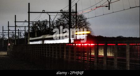 ESCH - Un treno corre in pista tra Den Bosch e Boxtel nel Brabante Nord. Il traffico ferroviario è ripreso dopo una settimana senza treni sulla rotta perché i tassi avevano scavato burrows sotto i binari di Esch e Vught. Da allora i badge si sono spostati e la pista è stata ripristinata. ANP ROB ENGELAAR olanda fuori - belgio fuori Foto Stock