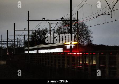 ESCH - Un treno corre in pista tra Den Bosch e Boxtel nel Brabante Nord. Il traffico ferroviario è ripreso dopo una settimana senza treni sulla rotta perché i tassi avevano scavato burrows sotto i binari di Esch e Vught. Da allora i badge si sono spostati e la pista è stata ripristinata. ANP ROB ENGELAAR olanda fuori - belgio fuori Foto Stock