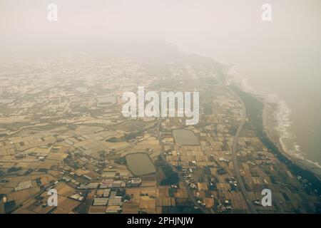 Vista aerea della città di Taoyuan dall'aeroplano a Taiwan Foto Stock