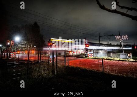 ESCH - Un treno corre in pista tra Den Bosch e Boxtel nel Brabante Nord. Il traffico ferroviario è ripreso dopo una settimana senza treni sulla rotta perché i tassi avevano scavato burrows sotto i binari di Esch e Vught. Da allora i badge si sono spostati e la pista è stata ripristinata. ANP ROB ENGELAAR olanda fuori - belgio fuori Foto Stock