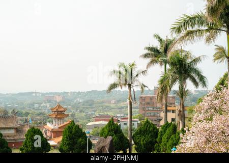 Tempio di Tianyuan con fiori di ciliegio primaverili a Tamsui, New Taipei City, Taiwan Foto Stock