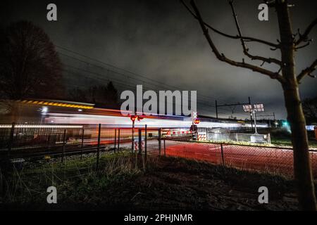 ESCH - Un treno corre in pista tra Den Bosch e Boxtel nel Brabante Nord. Il traffico ferroviario è ripreso dopo una settimana senza treni sulla rotta perché i tassi avevano scavato burrows sotto i binari di Esch e Vught. Da allora i badge si sono spostati e la pista è stata ripristinata. ANP ROB ENGELAAR olanda fuori - belgio fuori Foto Stock