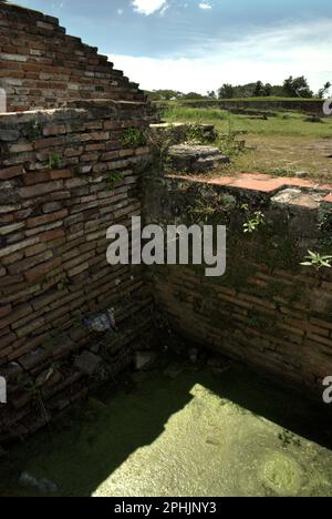 Il resto di una piscina reale al Palazzo Surosowan, un patrimonio culturale del periodo Sultanato di Banten situato in un'area ora chiamata Banten lama (Old Banten) a Serang, Banten, Indonesia, in questa foto scattata nel 2010. "La sostenibilità del patrimonio culturale è fortemente legata all'effettiva partecipazione delle comunità locali alla conservazione e alla gestione di queste risorse", secondo un team di scienziati guidati da Sunday Oladipo Oladeji nel loro articolo di ricerca pubblicato su Sage Journals il 28 ottobre 2022. L'area di Banten lama (Old Banten) era una parte dell'importante porto di... Foto Stock