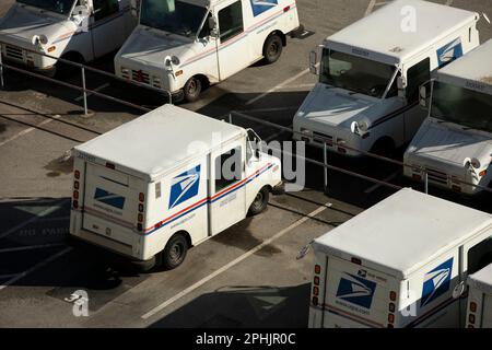 Watsonville, California, USA - 1 gennaio 2023: Un USPS (United States Postal Service) posta camion parchi per la sera. Foto Stock