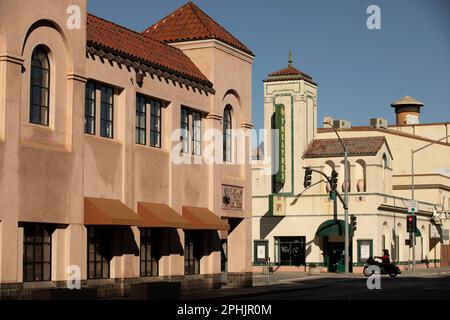 Watsonville, California, USA - 1 gennaio 2023: Il sole splende nel centro storico di Watsonville. Foto Stock