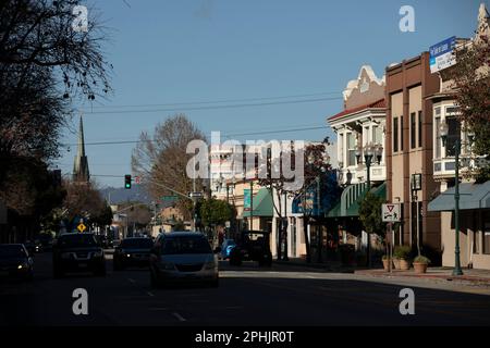 Watsonville, California, USA - 1 gennaio 2023: Il sole splende nel centro storico di Watsonville. Foto Stock