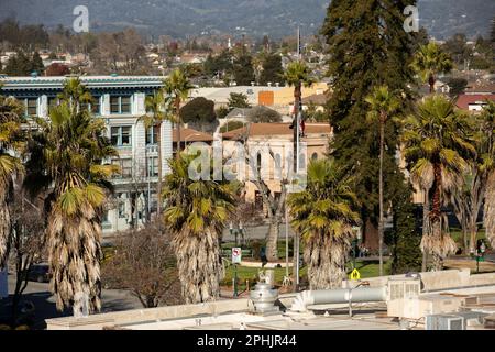 Watsonville, California, USA - 1 gennaio 2023: Il sole splende nel centro storico di Watsonville. Foto Stock