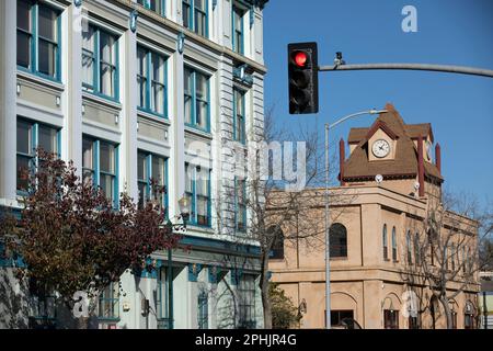 Watsonville, California, USA - 1 gennaio 2023: Il sole splende nel centro storico di Watsonville. Foto Stock