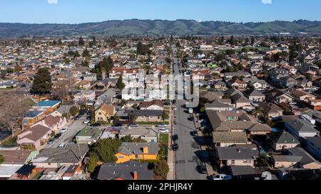 Watsonville, California, Stati Uniti d'America - 1 gennaio 2023: Sun splende su un quartiere residenziale vicino al centro di Watsonville. Foto Stock