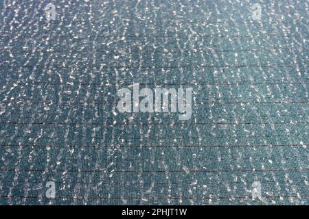 Vista posteriore di un finestrino dell'auto sporco coperto da una vista in primo piano della polvere Foto Stock
