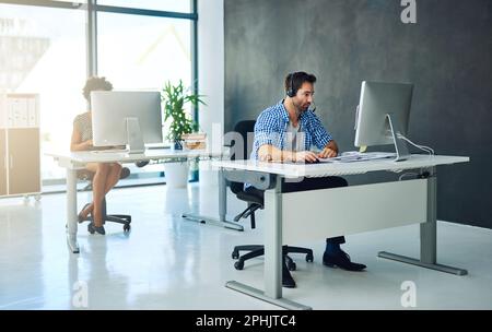 Consulenza con i clienti per garantire un servizio professionale. due agenti di supporto che lavorano in un ufficio moderno. Foto Stock